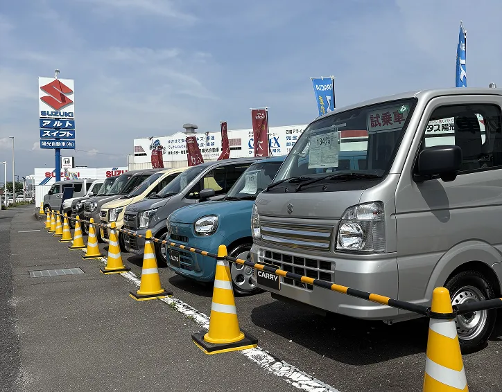 陽光鈑金塗装センターの店外｜展示中の車両