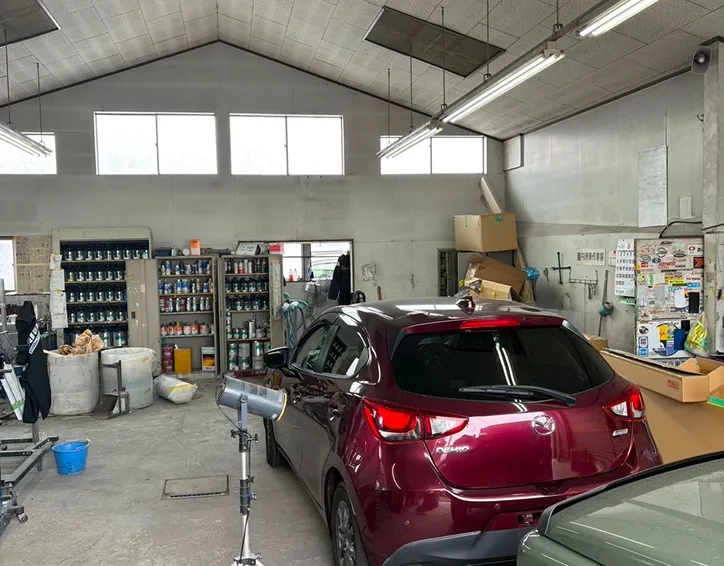 陽光鈑金塗装センターの鈑金工場内｜作業中の車両