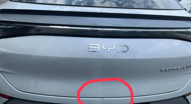 BYD SEAL 薄い擦り傷凹み傷の修理前